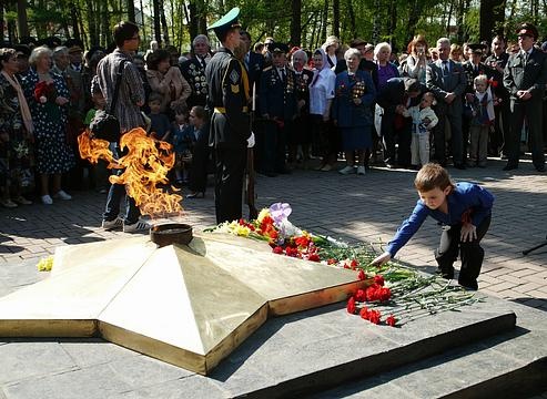 Возложение цветов, 9 мая 2009 г., вечный огонь, bedevo