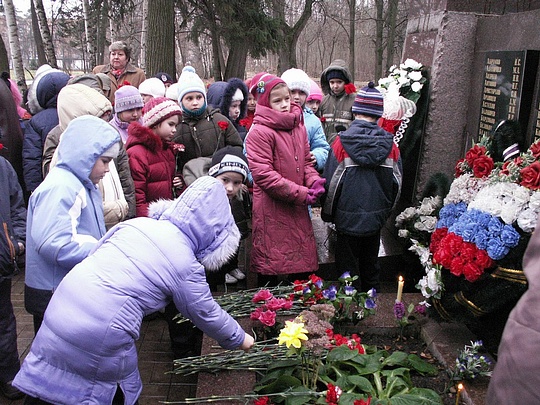 Цветы от барвихинских школьников к мемориалу воинам-землякам, 65 лет победы под Москвой, bedevo