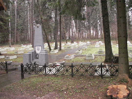 Кладбище воинов, умерших от ран в Барвихе, обустроенное по инициативе маршалов Жукова, Конева, Рокоссовского, 65 лет победы под Москвой, bedevo
