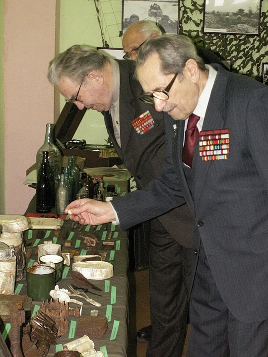 Выставка экспонатов, обнаруженных в результате раскопок поисковым клубом «КитежЪ», 65 лет победы под Москвой, bedevo
