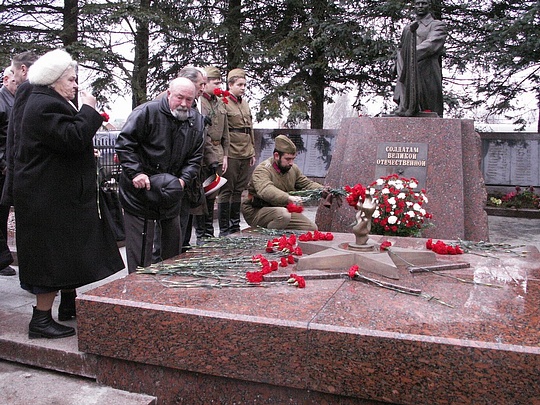 Цветы к памятнику воинам и местным жителям, взорванным фашистами в сельской церкви в Ершово, 65 лет победы под Москвой, bedevo
