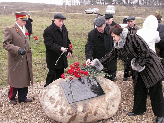 Цветы к закладному камню, 65 лет победы под Москвой, bedevo
