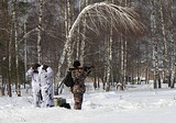 Корреспондент «Новых Рубежей» Петр КОРОТЕЦКИЙ стреляет из гранатомета по «врагам»