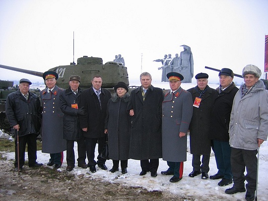 На фоне знаменитого мемориала у деревни Крюково, 65 лет победы под Москвой, bedevo